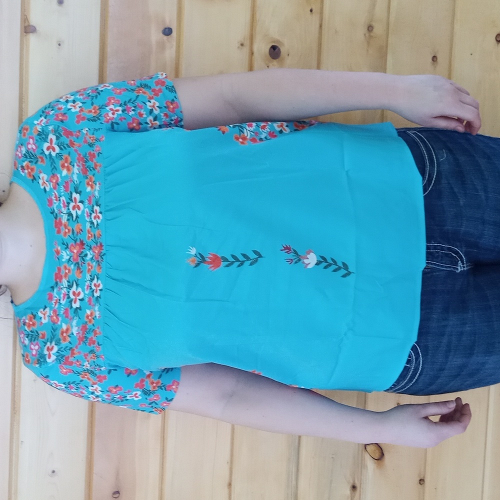 Turquoise poly blend top. Good for tall girls. Cheerful and loose.